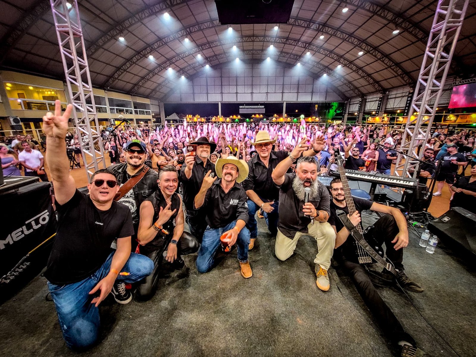 Artistas e público celebrando o Farm Festival no palco do Haras NSG